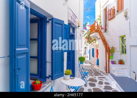 Vista di strada acciottolata e caffè, Mykonos Town, Mykonos, Isole Cicladi, Isole Greche, Mar Egeo, Grecia, Europa Foto Stock