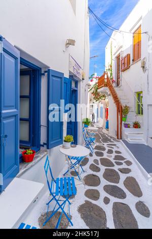 Vista di strada acciottolata e caffè, Mykonos Town, Mykonos, Isole Cicladi, Isole Greche, Mar Egeo, Grecia, Europa Foto Stock