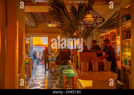 Vista del bar a Little Venice al tramonto, Mykonos Town, Mykonos, Isole Cicladi, Isole Greche, Mar Egeo, Grecia, Europa Foto Stock