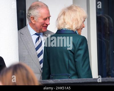 Sheerness, Kent, Regno Unito. 2nd Feb 2022. Prince Charles & Camilla visitando il Centro Sportivo / Centro di vita sana a Sheerness, Kent questa mattina come parte di un tour del Kent. Sono arrivati al Sheerness Healthy Living Center con personale e volontari della beneficenza locale Sheppey Matters, il progetto "Isle Connect You" (affrontare la solitudine sull'isola), un gruppo nordico di camminate, e la stazione radio locale della comunità Sheppey FM. Credit: James Bell/Alamy Live News Foto Stock