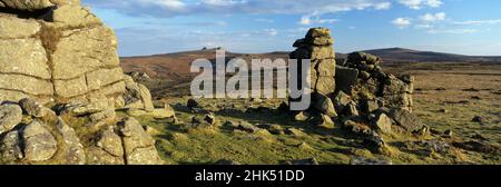 Hound Tor formazione di roccia di granito in luce del sole di sera, vicino Manaton, Parco Nazionale di Dartmoor, Devon, Inghilterra, Regno Unito, Europa Foto Stock