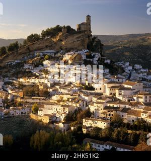 Vista sulle case imbiancate di bianco e l'antico castello moresco al tramonto, Montefrio, provincia di Granada, Andalusia, Spagna, Europa Foto Stock