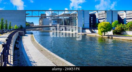 Edificio del Parlamento Paul-Loebe lungo il fiume Spree e la passerella, quartiere governativo di Berlino Mitte, Berlino, Germania, Europa Foto Stock