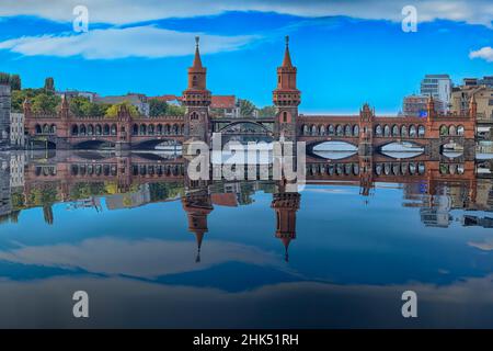 Ponte Oberbaum sul fiume Sprea, Berlino, Germania, Europa Foto Stock