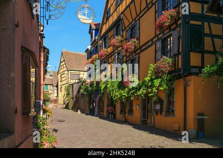 Rue du General de Gaulle, Riquewhir, Alsazia, strada del vino alsaziano, Alto Reno, Francia, Europa Foto Stock