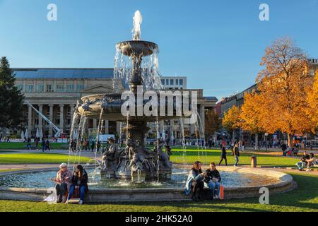 Fontana a Schlossplatz in autunno, Stoccarda, Baden-Wurttemberg, Germania, Europa Foto Stock