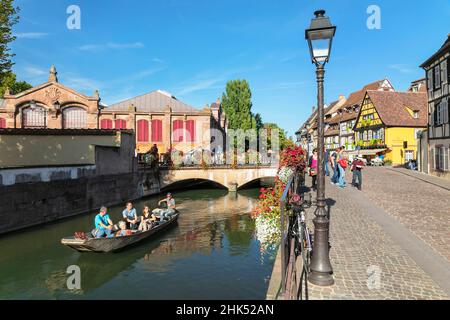 Escursione in barca sul fiume Lauch, quartiere Petite Venise, Colmar, Alsazia, Alto Reno, Francia, Europa Foto Stock