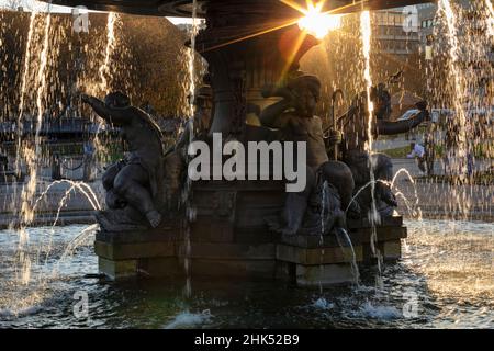 Fontana a Schlossplatz in autunno, Stoccarda, Baden-Wurttemberg, Germania, Europa Foto Stock