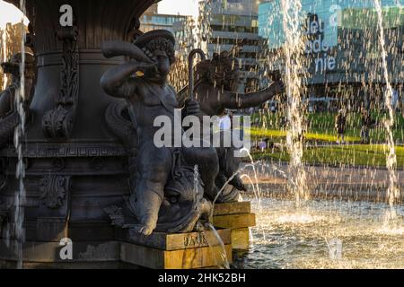 Fontana a Schlossplatz in autunno, Stoccarda, Baden-Wurttemberg, Germania, Europa Foto Stock