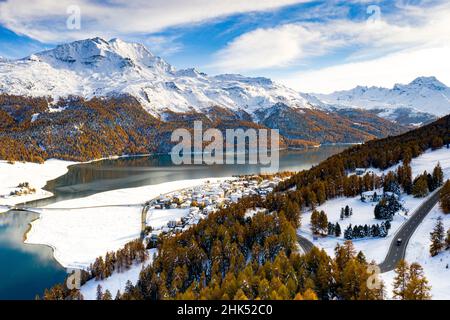 Auto viaggiando su strada di montagna nei boschi innevati vicino al Lago di Silvaplana in autunno, Engadina, Graubunden Canton, Svizzera, Europa Foto Stock