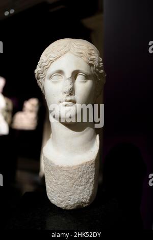 Testa di marmo di una Dea, tardo periodo ellenistico-romano d'Efeso. Museo Archeologico di Istanbul. Foto Stock