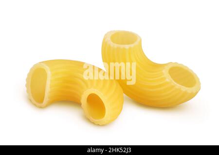 macaroni crudi isolati su fondo bianco con percorso di taglio e profondità di campo Foto Stock
