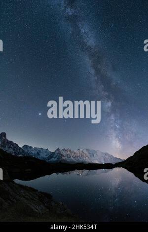 Via lattea nel cielo stellato sopra il Monte Bianco e Grandes Jorasses vista da Lacs de Cheserys, Chamonix, Haute Savoie, Alpi francesi, Francia, Europa Foto Stock