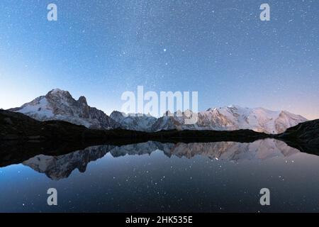 Cielo stellato sul Monte Bianco innevato, Grand Jorasses, Aiguille Vert riflesso in Lacs de Cheserys, Haute Savoie, Alpi francesi, Francia, Europa Foto Stock