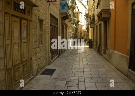 Strada stretta a la Valletta, Malta, Mediterraneo, Europa Foto Stock