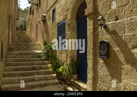 Strada stretta a la Valletta, Malta, Mediterraneo, Europa Foto Stock