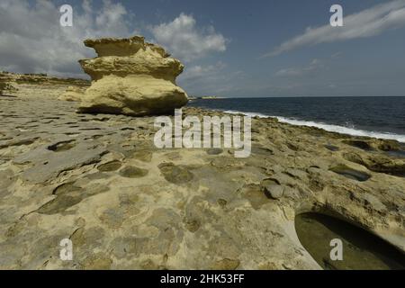 Formazioni rocciose presso la piscina di San Pietro vicino a Marsaxlokk, Malta, Mediterraneo, Europa Foto Stock