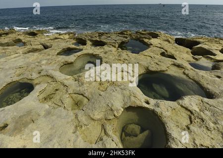 Formazioni rocciose presso la piscina di San Pietro vicino a Marsaxlokk, Malta, Mediterraneo, Europa Foto Stock