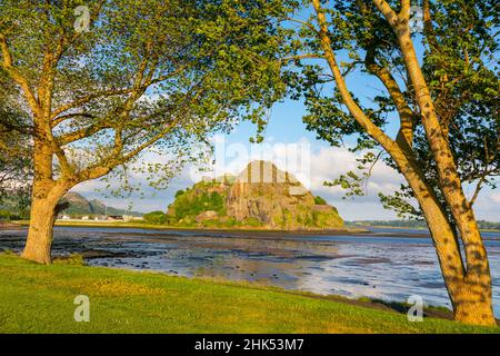 Dumbarton Rock, Levengrove Park, River Clyde, Dumbarton, Scozia, Regno Unito, Europa Foto Stock