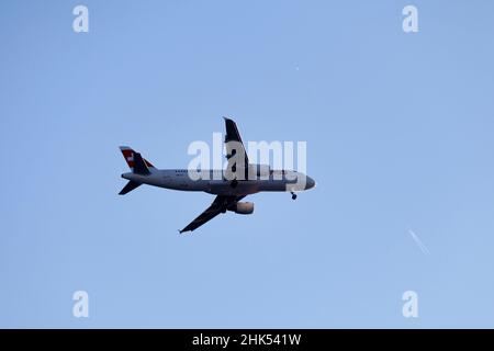 Nizza, Francia - Marzo 26 2019: Airbus A320-214 gestito da Swiss Air passando per la città. Foto Stock