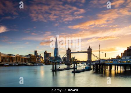 Tower Bridge, Butler's Wharf e The Shard al tramonto preso da Wapping, Londra, Inghilterra, Regno Unito, Europa Foto Stock