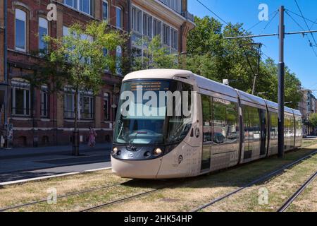 Le Havre, Francia - Agosto 05 2020: Tram nel centro della città. Foto Stock