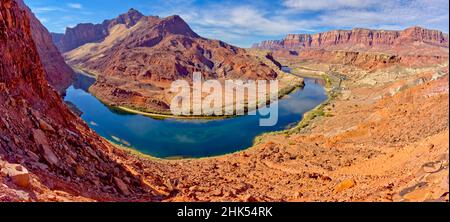 Curva nel fiume Colorado vicino a Lee's Ferry, Glen Canyon Recreation Area, Vermilion Cliffs National Monument in background, Arizona Foto Stock