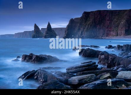 Duncansby Head e Sea Stacks all'alba, Caithness, Scottish Highlands, Scozia, Regno Unito, Europa Foto Stock