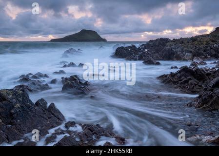 Testa di verme ad alta marea dalla costa rocciosa vicino a Rhossili, penisola di Gower, Galles, Regno Unito, Europa Foto Stock