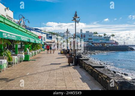 Vista di ristoranti e negozi con vista sulla spiaggia di Playa Blanca, Playa Blanca, Lanzarote, Isole Canarie, Spagna, Atlantico, Europa Foto Stock