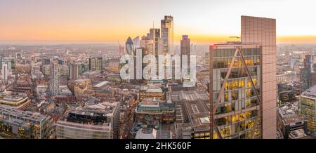 Vista panoramica dei grattacieli della City of London e del Tower Bridge al tramonto dalla Principal Tower, Londra, Inghilterra, Regno Unito, Europa Foto Stock