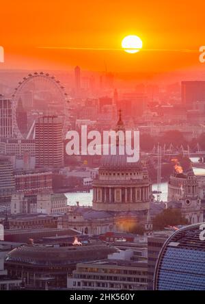 Vista del tramonto sul London Eye e sulla Cattedrale di St. Paul dalla Principal Tower, Londra, Inghilterra, Regno Unito, Europa Foto Stock