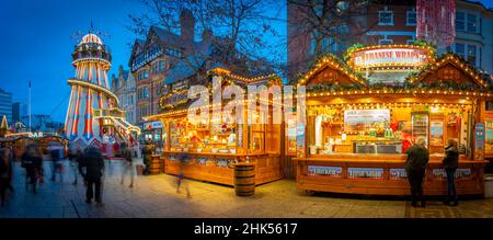 Vista delle bancarelle del mercato di Natale e dello scheletro di un elicottero sulla Old Market Square, Nottingham, Nottinghamshire, Inghilterra, Regno Unito, Europa Foto Stock