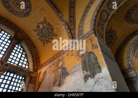 Opere d'arte cristiana nella Grande Moschea di Hagia Sophia nella regione di Sultanahamet di Istanbul in Turchia. Costruita nel 537 come cattedrale patriarcale del Foto Stock