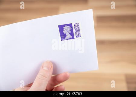 Torquay, Regno Unito. 2nd Feb 2022. I nuovi francobolli per il Regno Unito sono dotati di un codice QR per consentire il tracciamento. Buste stampate. Credit: Thomas Faull/Alamy Live News Foto Stock