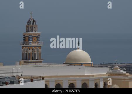 Vista di due chiese ortodosse a Santorini Grecia Foto Stock