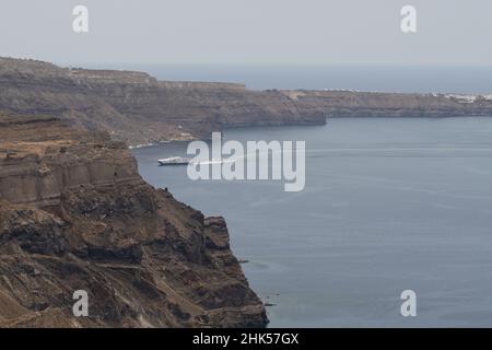 Un traghetto che si avvicina al porto di Santorini Grecia Foto Stock