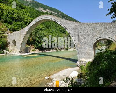 Grecia, Plaka Bridge sul fiume Arachthos il più grande ponte in pietra ad arco singolo nei Balcani, restaurato dopo il crollo a causa delle inondazioni, National Foto Stock