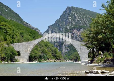 Grecia, Plaka Bridge sul fiume Arachthos il più grande ponte in pietra ad arco singolo nei Balcani, restaurato dopo il crollo a causa delle inondazioni, National Foto Stock