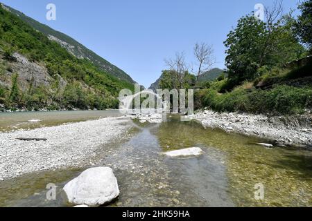 Grecia, Plaka Bridge sul fiume Arachthos il più grande ponte in pietra ad arco singolo nei Balcani, restaurato dopo il crollo a causa delle inondazioni, National Foto Stock