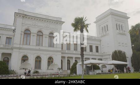 Facciata del Palazzo Livadia in Crimea. Azione. Bella facciata di un vecchio edificio bianco con colonne in stile europeo. Tourist ex palazzo in Crimea. Foto Stock