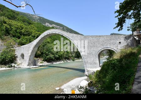 Grecia, Plaka Bridge sul fiume Arachthos il più grande ponte in pietra ad arco singolo nei Balcani, restaurato dopo il crollo a causa delle inondazioni, National Foto Stock