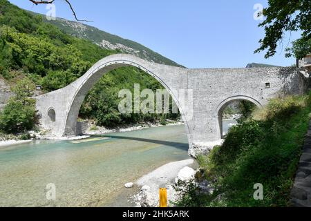 Grecia, Epiro, ponte in pietra ad arco ricostruito di Plaka sul fiume Arachtos, il più grande ponte in pietra ad arco singolo dei Balcani Foto Stock
