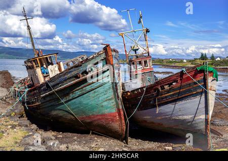 Imbarcazioni da pesca alle aringhe abbandonate e affette a causa dell'industria morente nei pressi di Salen, Isle of Mull, Inner Hebrides, Argyll e Bute, Scozia, Regno Unito, Europa Foto Stock