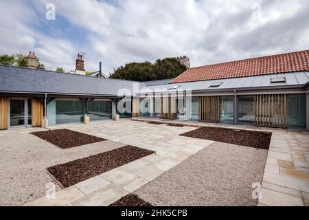 Trumpington, Cambridgeshire - Maggio 04 2017: Facciata esterna e l'elevazione del contemporaneo fienile conversione fornendo nuove case di lusso da ex rosso Foto Stock