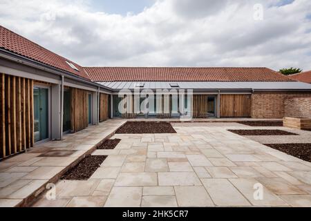 Trumpington, Cambridgeshire - Maggio 04 2017: Facciata esterna e l'elevazione del contemporaneo fienile conversione fornendo nuove case di lusso da ex rosso Foto Stock