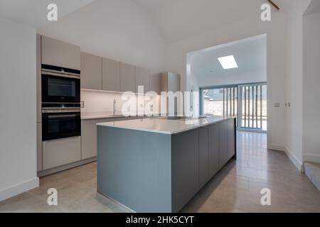 Trumpington, Cambridgeshire - Maggio 04 2017: Elegante cucina minimalista contemporaneo di lusso con cabina pensile indipendente e built in elettrodomestici Foto Stock