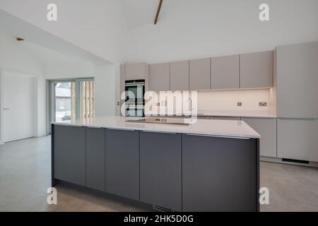 Trumpington, Cambridgeshire - Maggio 04 2017: Elegante cucina minimalista contemporaneo di lusso con cabina pensile indipendente e built in elettrodomestici Foto Stock