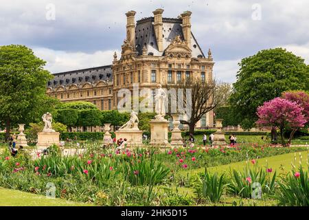 E' un giardino delle Tuileries vicino al palazzo del Museo del Louvre in primavera 12 maggio 2013 a Parigi, Francia. Foto Stock