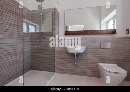 Trumpington, Cambridgeshire - Maggio 04 2017: Lusso minimalista camera doccia contemporanea all'interno di una nuova casa con pareti piastrellate e dipinte di bianco Foto Stock